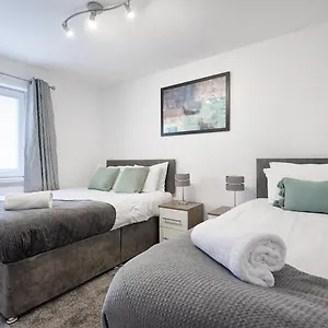 Private Parking, Garden, Close To Beach! Apartment
